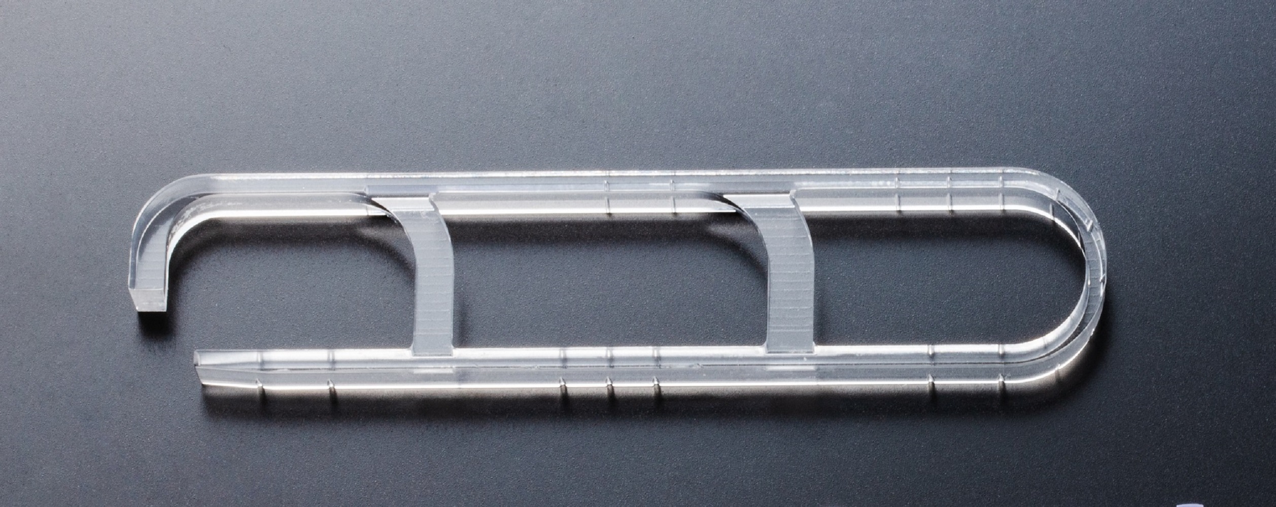 切削加工で作られたサンプル用ライトガイド