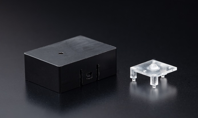 切削加工で作られたライトガイドとケース